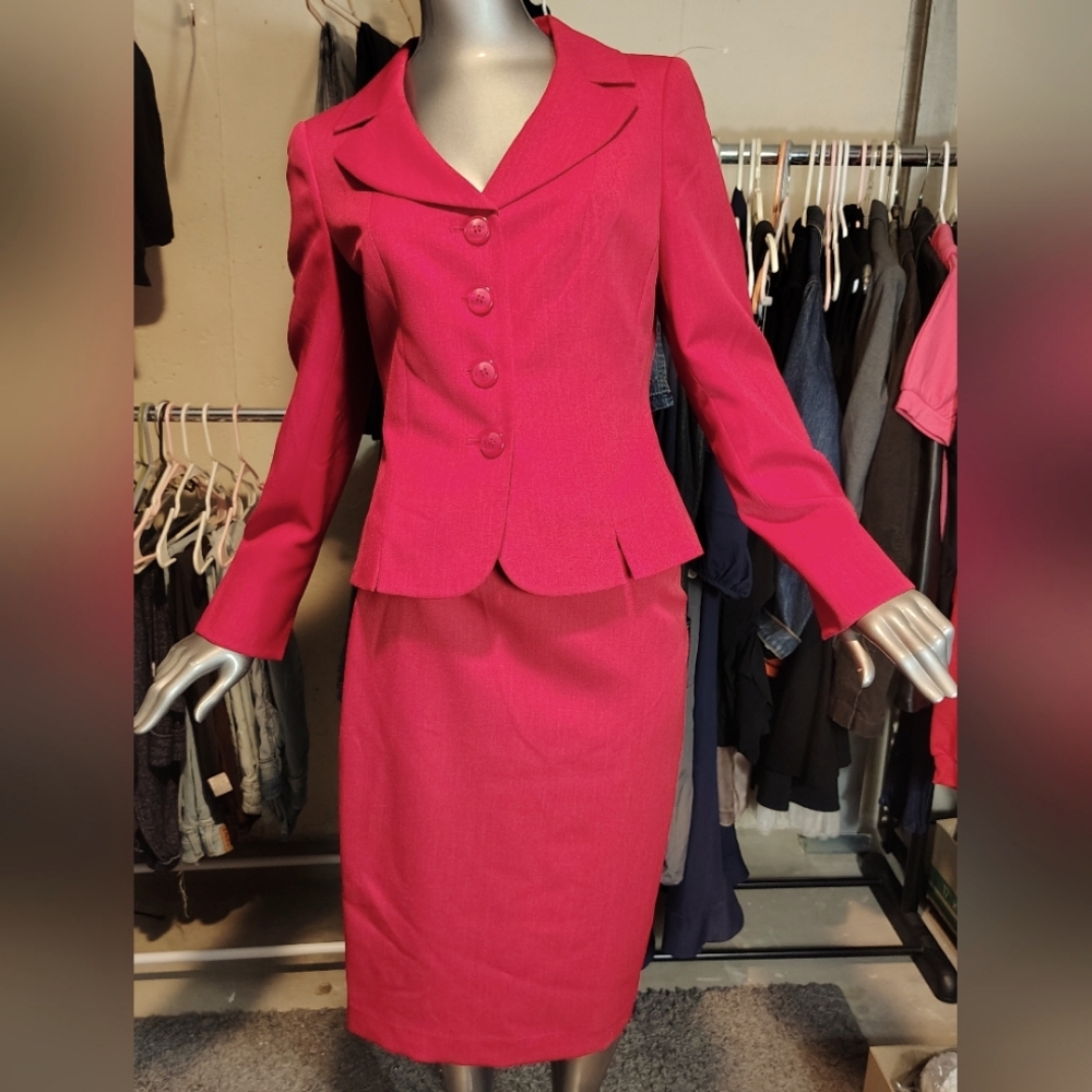 LeSuit red skirt and jacket combo very classy suit 2 piece